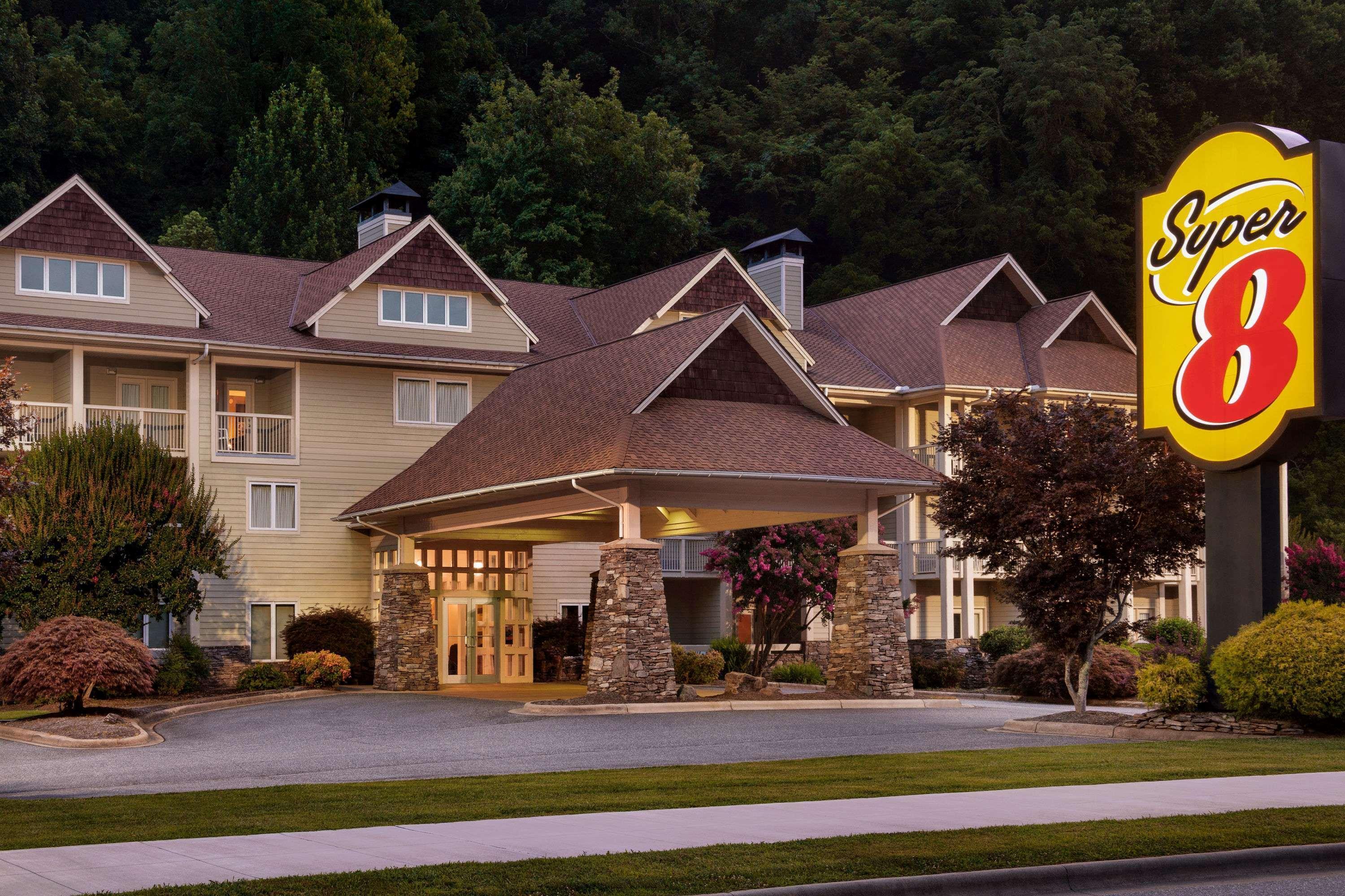 Super 8 By Wyndham Cherokee Exterior photo
